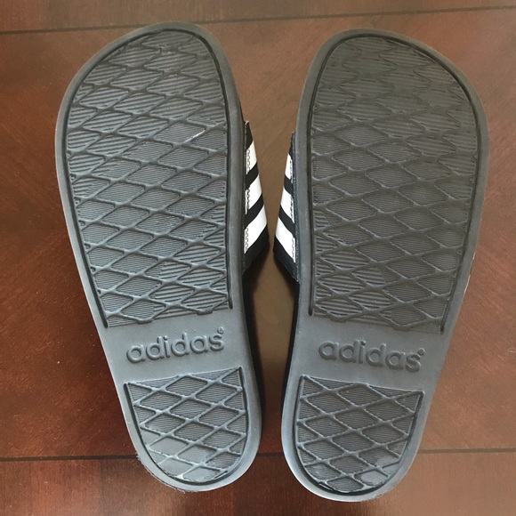 Adidas ADILETTE SLIDES Size 5 - Picture 7 of 8